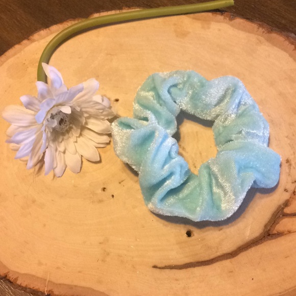 💙 Baby Blue Velvety Scrunchie - Picture 2 of 2